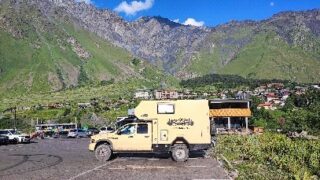 Dichtbij de Russische grens in Georgië 🇬🇪 op grote hoogte omringd door ontzagwekkende mooie bergen. 
We ❤️🏔️
En jullie?
Close to the Russian border in Georgia 🇬🇪at high altitude surrounded by awesome beautiful mountains. 
We ❤️🏔️
And you?