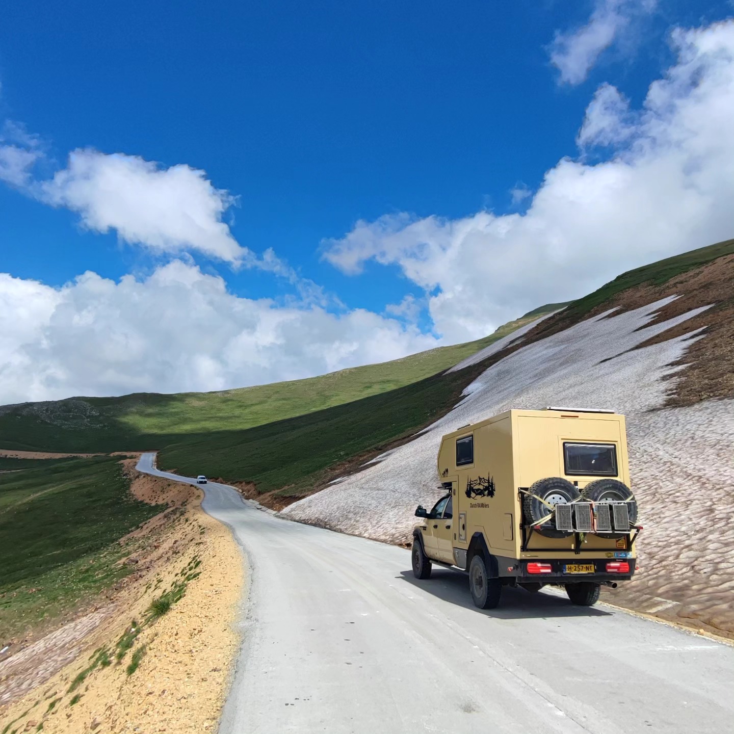 When driving over unpaved roads above 2400m in Majestic Turkish mountains and seeing permanent snow 😍
Rijdend over onverharde wegen boven de 2400m in majestueuze Turkse bergen en dan permanente sneeuw zien 😍
#dutchramblers
#Turkije
#turkey
#naturephotography
#mountains