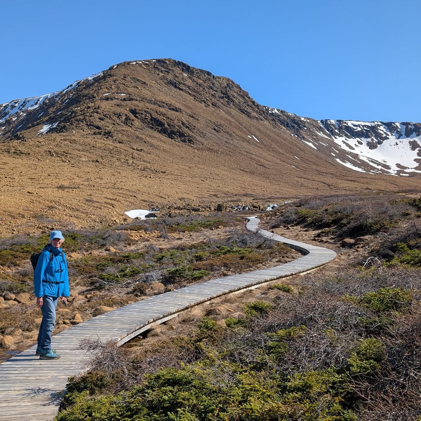 Mooie Tablelands Trail in Gros Morne park, Newfoundland.
We boffen dat de middag opklaarde 🌤️☀️