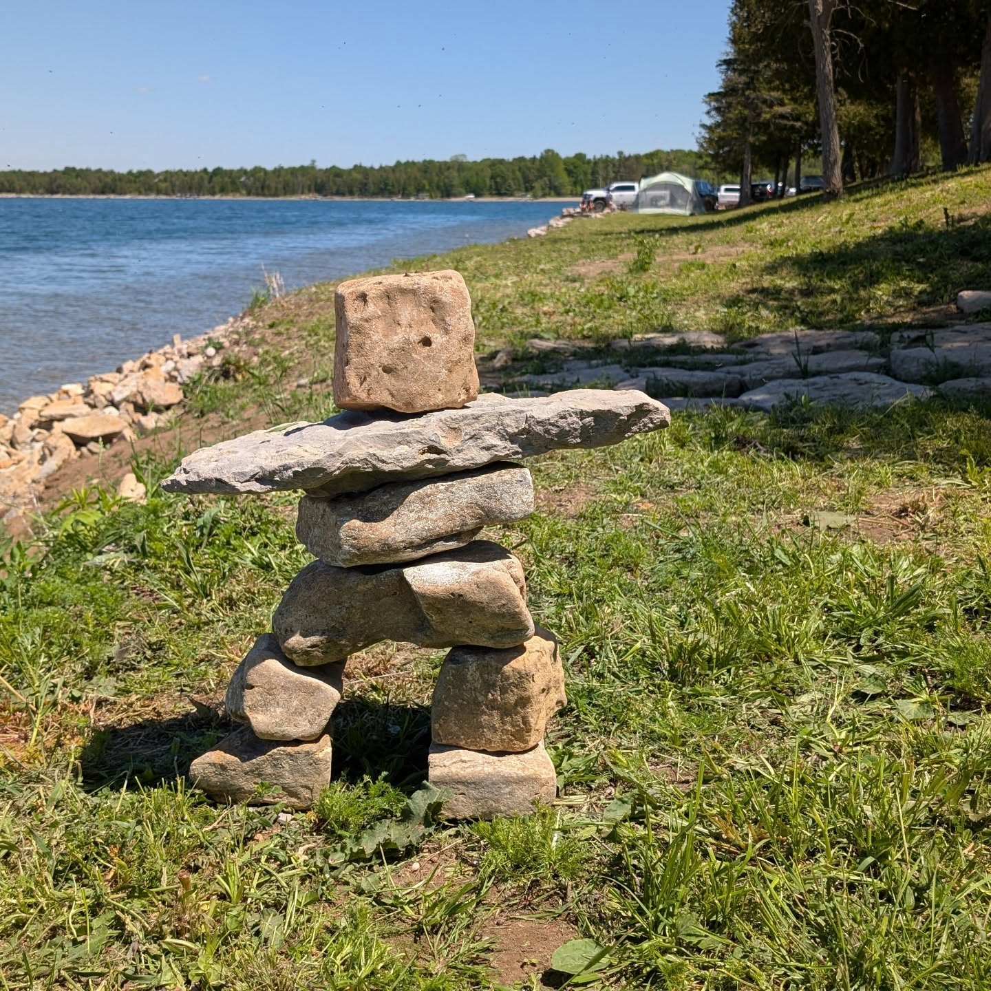 Zelfgemaakte inunnguaq met stenen op het strand
van Manitoulin Island — het grootste zoetwatereiland ter wereld in Lake Huron, Canada