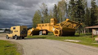 Naast de Biggest Tree Crusher stelt die 7m Dodge ook niks voor. Die Crusher heeft 2xV12 cilinders Cummins motoren van 700pk die 4 electrische motoren (op ieder hoek eentje) aandrijven.