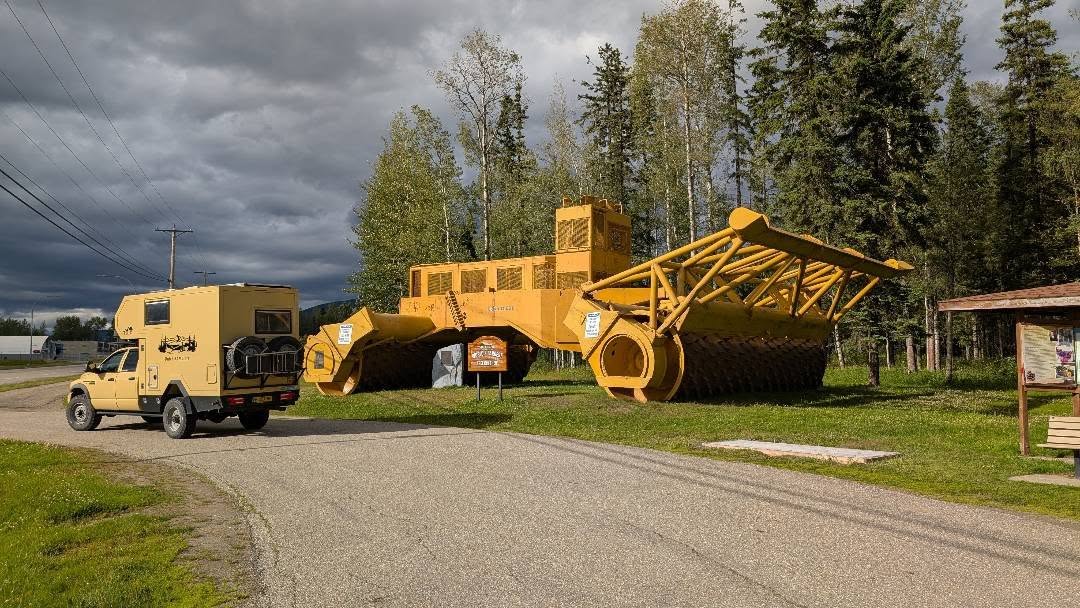 Naast de Biggest Tree Crusher stelt die 7m Dodge ook niks voor. Die Crusher heeft 2xV12 cilinders Cummins motoren van 700pk die 4 electrische motoren (op ieder hoek eentje) aandrijven.