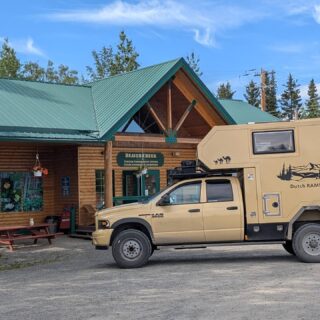 We zijn op dit meeste westelijke plaatsje van Canada - Beaver Creek- (we tikten al eerder het meeste oostelijke plaatsje af bij Cape Spear bij St. John) en staan op het punt morgen Alaska binnen te rijden via de beroemde Alaska High Way.
