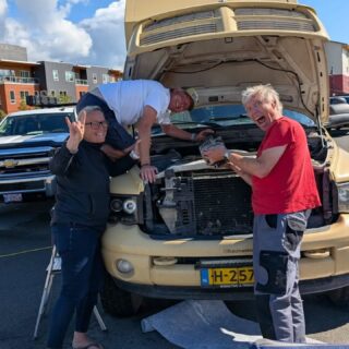 Thanks to @sandandslippers and thanks to not being afraid to replace an alternator on a parking lot, we got our Dodge truck back in healthy state and continue our lovely trip through Canada 🇨🇦 and Alaska.

Official bush mechanics 👨🏼‍🔧 now!
@autosleutelcursus @baltus_motor_techniek kunnen trots zijn.
