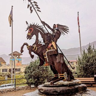 The Unity Rider: Dit beeld bevindt zich in de buurt van het Osoyoos Visitor Centre en symboliseert de eenheid met negen veren die de negen bekende inheemse stammen uit de jaren 1880 vertegenwoordigen. 

Het was donderen en bliksem ⛈️ toen wij er waren, dus blij dat het visitors centrum ons droog en gastvrij kon ontvangen.