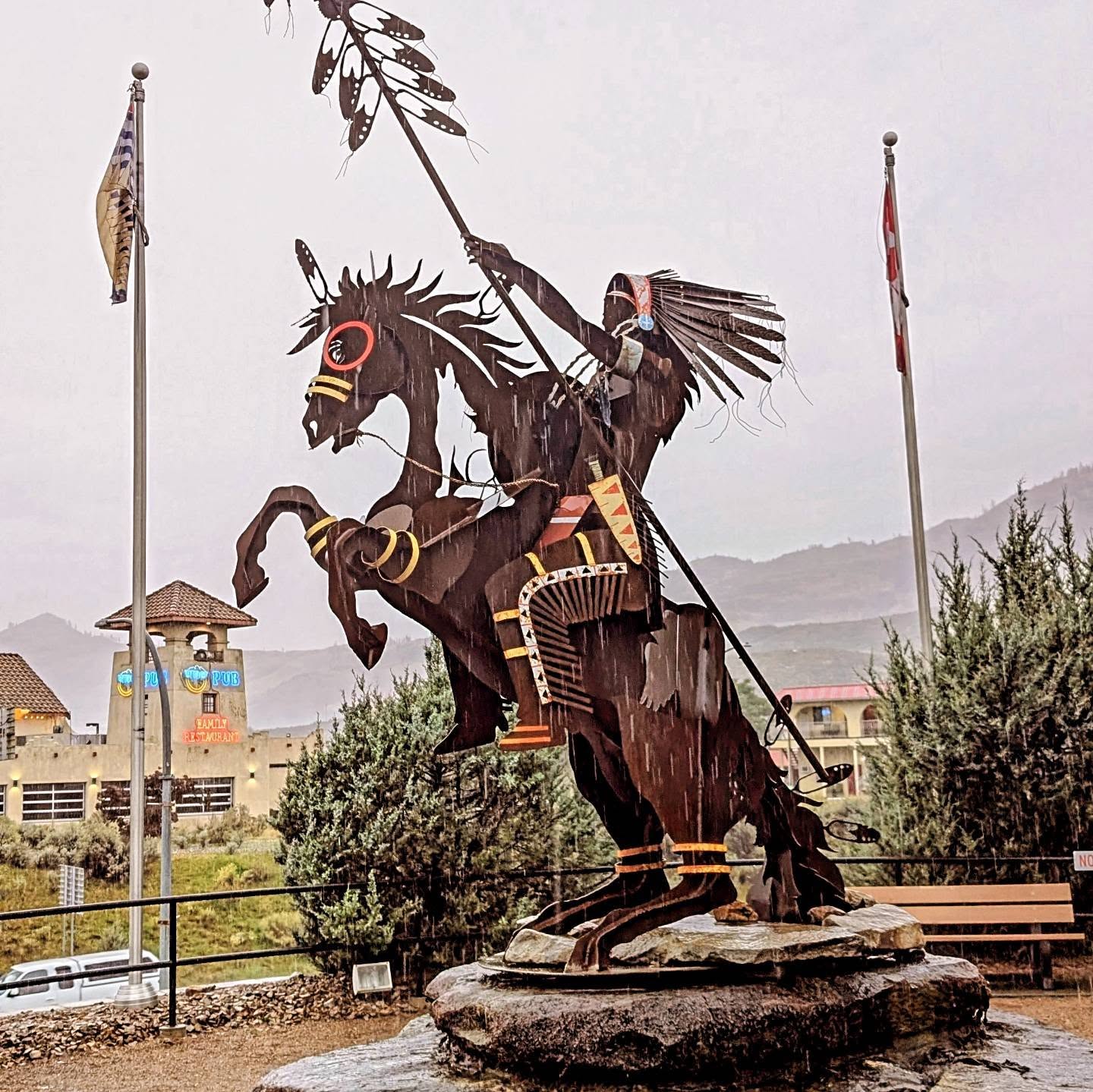 The Unity Rider: Dit beeld bevindt zich in de buurt van het Osoyoos Visitor Centre en symboliseert de eenheid met negen veren die de negen bekende inheemse stammen uit de jaren 1880 vertegenwoordigen. 

Het was donderen en bliksem ⛈️ toen wij er waren, dus blij dat het visitors centrum ons droog en gastvrij kon ontvangen.