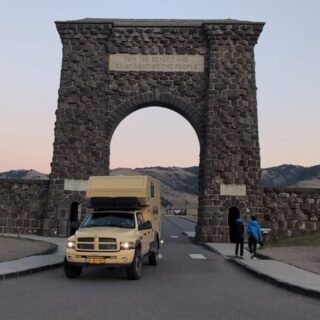 Bij de Roosevelt Poort van Yellowstone Park ingang bij Gardiner